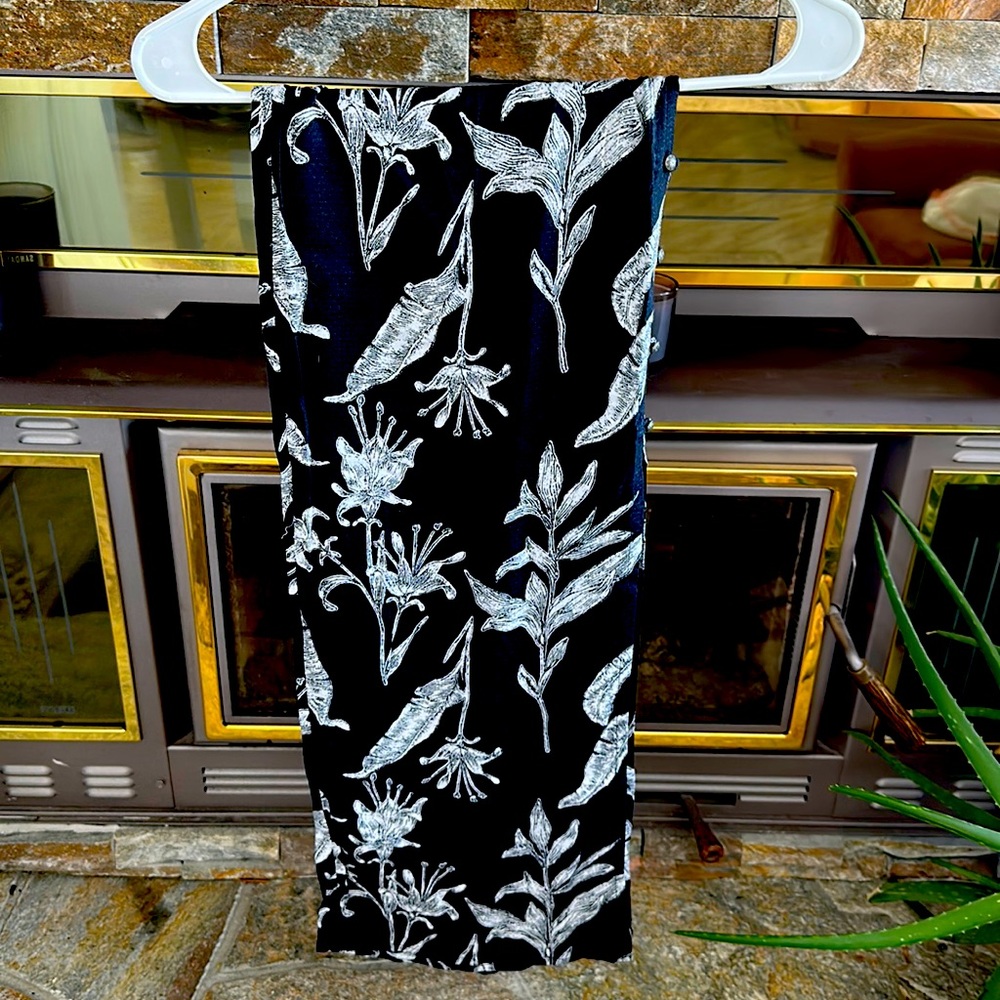 Floral print black and white long skirt.